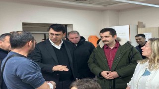 Uşak Valisi Kartal, zincirleme trafik kazasında yaralananları hastanede ziyaret etti