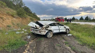 Uşakta otomobil şarampole devrildi: 3 yaralı