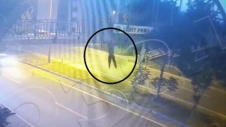 Üst geçitten atlayan 14 yaşındaki çocuğa otomobilin çarptığı anlar kamerada