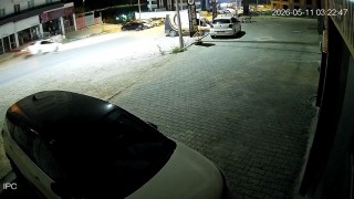 Uyuyakalan sürücü park halindeki araçlara daldı