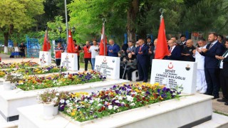 Vali Akbıyık, Kurban Bayramı nedeniyle şehitliği ziyaret etti