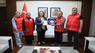 Vali Arslan, kurban bağışını Kızılaya yaptı