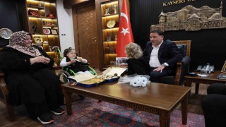 Vali Çiçek tatlı isyanıyla yüzleri güldüren Rüveydayı makamında ağırladı
