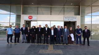 Vali Çiçekten hastanede tedavi gören vatandaşlara bayram ziyareti