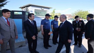 Vali Hatipoğlu, görevi başındaki personellerle bayramlaştı