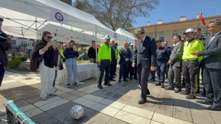 Vali Yılmaz alkol gözlüğünü taktı, futbol topunu kaleye göndermede hayli zorlandı
