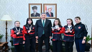 Vali Yılmaz, sporcu Gülsena Karakuyulu ve öğrencilerini makamında ağırladı