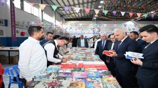 Vali Zorluoğlu Çermik kitap fuarını ziyaret etti