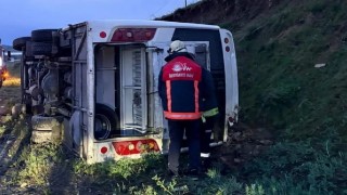 Vanda emniyet personelini taşıyan midibüs devrildi: 4 yaralı