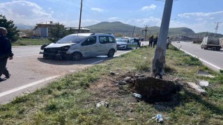 Vanda kamyonet aydınlatma direğine çarptı: 4 yaralı