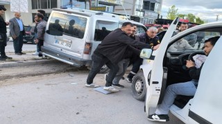 Vanda kamyonetler çarpıştı: 3 yaralı