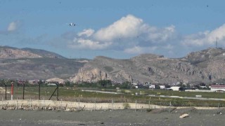Vanda şiddetli rüzgar uçaklara pisti pas geçirdi