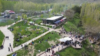Vanın doğa harikası bayramda doldu taştı