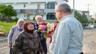 Vatandaşlar Başkan Elbiyi, çiçeklerle karşıladı