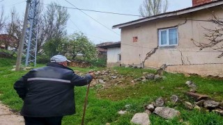 Yağış sonrası toprak kaydı, 9 yapı zarar gördü
