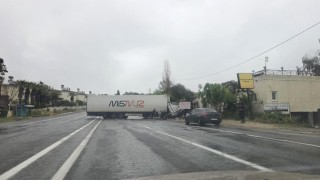 Yağışlı hava kazayı getirdi: Kontrolden çıkan tır karşı şeride geçti