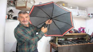 Yağmurun başkentinde 40 yıldır şemsiye tamir ediyor