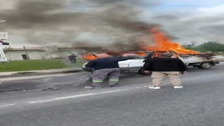 Yanan kamyonete ilk müdahaleyi beton mikseri yaptı