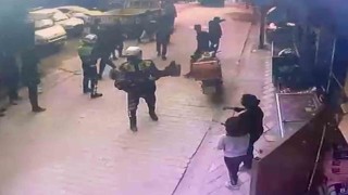 Yangında mahsur kalan yaşlı kadını jandarma ekipleri kurtardı