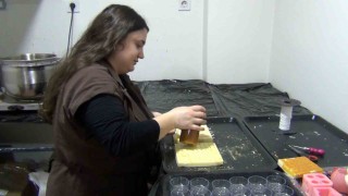 Yaşadığı şehrin simgelerini muma dönüştürüyor