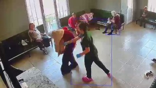 Yaşlı bakım merkezinde skandal görüntüler: Hastaya şiddet ve tükürme kamerada