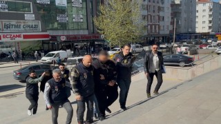 Yaşlı kadınları milyonluk vurgunla dolandırmışlar