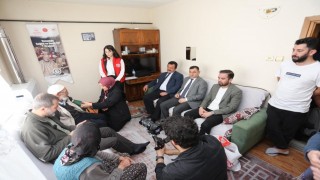 Yaşlıların ayağına doktor, berber ve tesisatçı gitti, dünyalar onların oldu