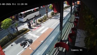 Yaya geçidinde devrilerek sürüklendi