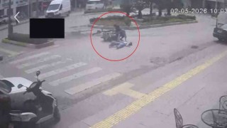 Yaya geçidini kullanan bisiklete motosiklet çarptı: 2si çocuk 3 yaralı