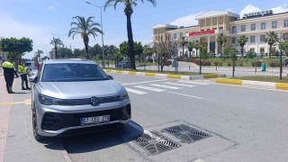 Yayalara yol veren otomobile motosiklet çarptı: 1 yaralı