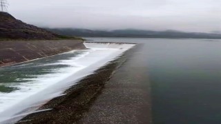 Yeşilırmakta taşkına neden olacağı öngörülen Almus barajı dolusavakında debi artıyor