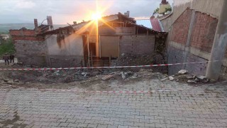 Yıkılan metruk evde oynayan çocuklar kurtuluş savaşına ait olduğu değerlendirilen el bombası buldu