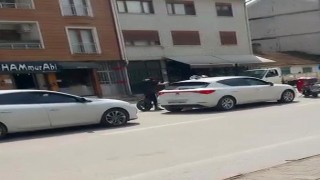 Yol verme kavgasında tansiyon yükseldi araya vatandaşlar girdi
