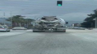 Yola beton döke döke ilerleyen beton mikserine ceza