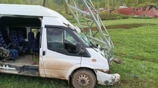 Yolcu minibüsü direğe çarptı: 11 yaralı