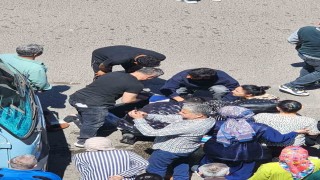 Yolun karşısına geçmek isteyen kadın minibüsün altında kaldı, vatandaşlar minibüsü iterek altındaki kadını kurtardı