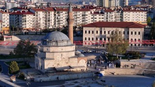 Yöresel kıyafetleriyle tarihi camide bayram namazı kıldılar