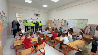Yozgatta polis selamı veren minikler kalpleri ısıttı