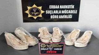 Yüksek ökçelerinden eroin çıktı