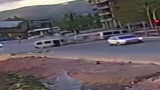 Yüksekovada 11 kişinin yaralandığı zincirleme kaza kamerada