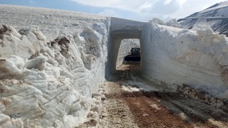 Yüksekova'da 8 metrelik kar tünelleri: İş makinesi içinde kayboldu