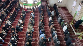 Yüksekovada bayram namazında vatandaşlar camileri doldurdu