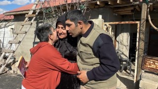 Yüksekovada bir annenin ömre bedel fedakarlığı: 38 yıldır 4 engelli evladına gözü gibi bakıyor