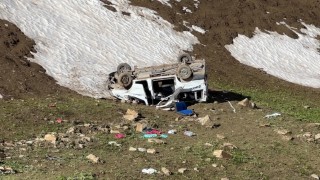 Yüksekovada pancar işçilerini taşıyan minibüs uçuruma yuvarlandı: 1 ölü, 7 yaralı