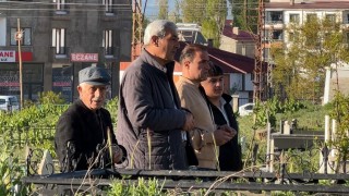 Yüksekovada vatandaşlar bayram namazı sonrası mezarlıklara akın etti