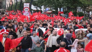 Yüzlerce Bolulu 200 metrelik Türk bayrağı eşliğinde yürüdü