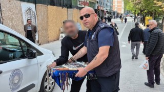 Zabıtanın müdahale ettiği seyyar satıcı basını da görünce şok oldu: Sen kimsin?