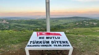 Zonguldakta gençler köylerinin zirvesine Türk bayrağı dikti