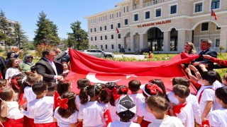 1071 öğrencinin emeğiyle hazırlanan mozaik Türk bayrağı açıldı