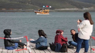 1700 rakımdaki doğa harikası göl turistlerin ilgi odağı
